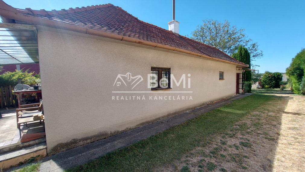 Predaj viničný domček s veľkým pozemkom 3829m2, Vráble(255-13-JUF)