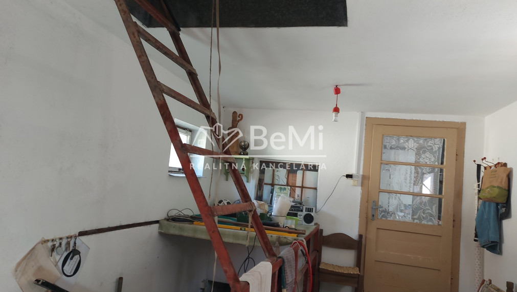 Predaj viničný domček s veľkým pozemkom 3829m2, Vráble(255-13-JUF)