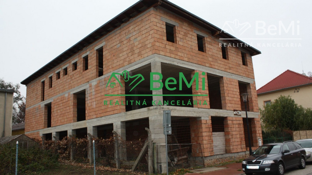 Polyfunkčný bytový dom v centre mesta - 8 bytov a obchodný priestor- Vráble (037-12-NASa)