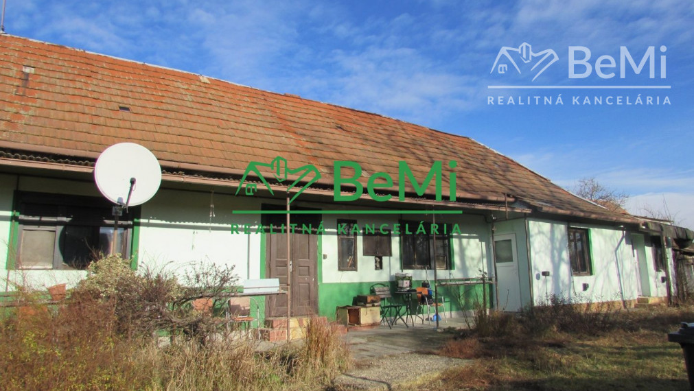 REZERVOVANÉ - Predaj rodinného domu na veľkom pozemku - Nevidzany (1034-12-AFI)