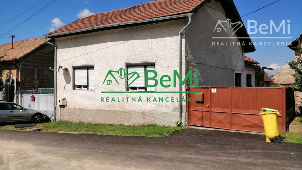 Rodinný dom s veľkou záhradou v Beline na predaj .