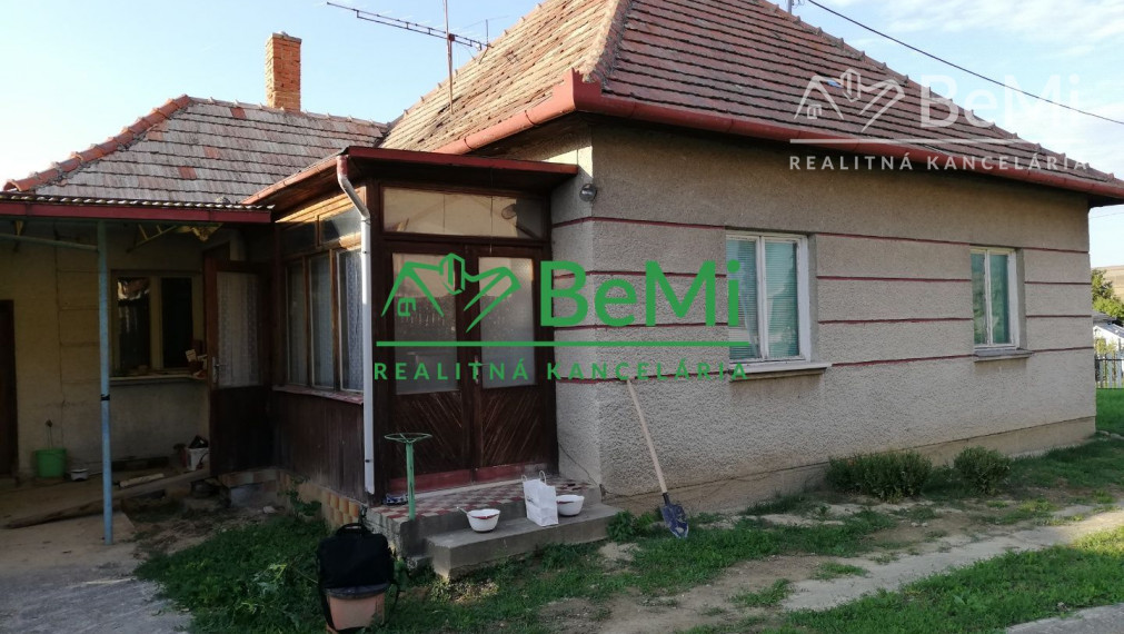 Predaj 3 izbový rodinný dom Veľké Janíkovce. Pozemok 1402m2. Všetky IS.