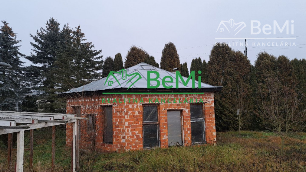 Na predaj pozemky s budovami - Spišské Vlachy