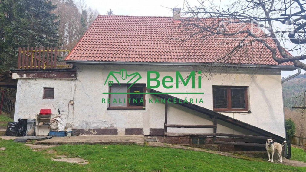 Rodinný dom na samote v lese s veľkým pozekom