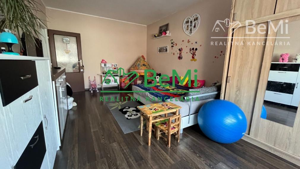 Predaj  veľkého 2 izbového bytu  - Pukanec (044-112-MIJKa)