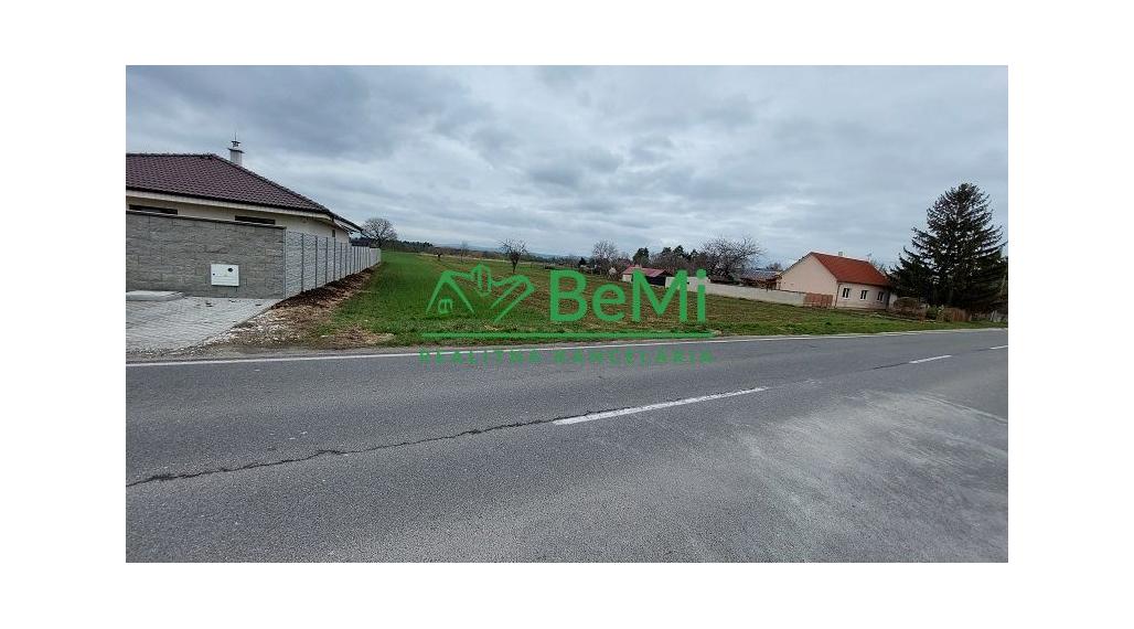 Exkluzívne - predaj veľký stavebný pozemok v obci Rakovice