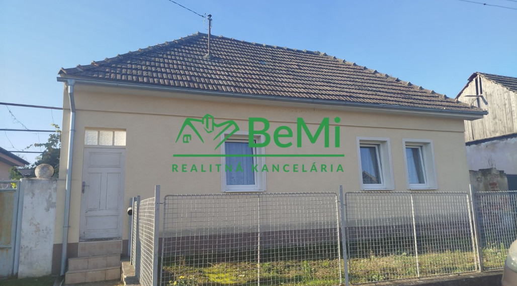 016-12-PAMAa Starší dom v obci Lukáčovce s veľkým pozemkom