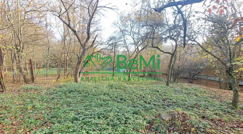 Stavebne pozemky s dvoma domami na zbúranie