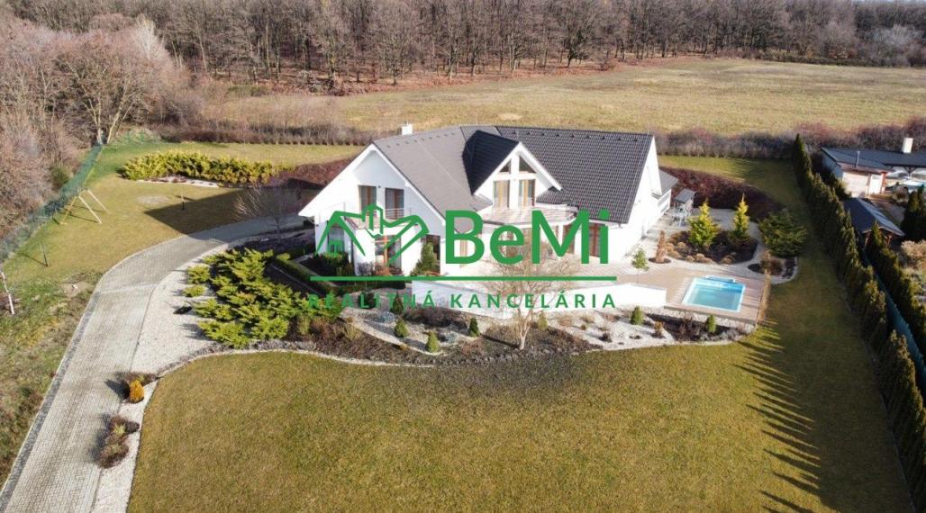 Na predaj vila pri lese so súkromím v obci Vozokany