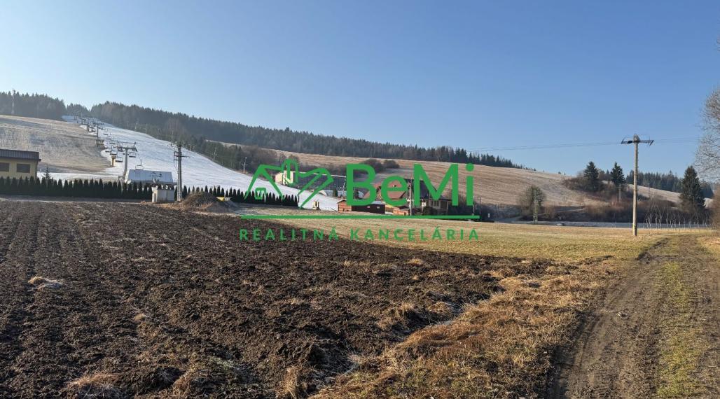 Pozemok pre dve chaty  hneď pri vleku