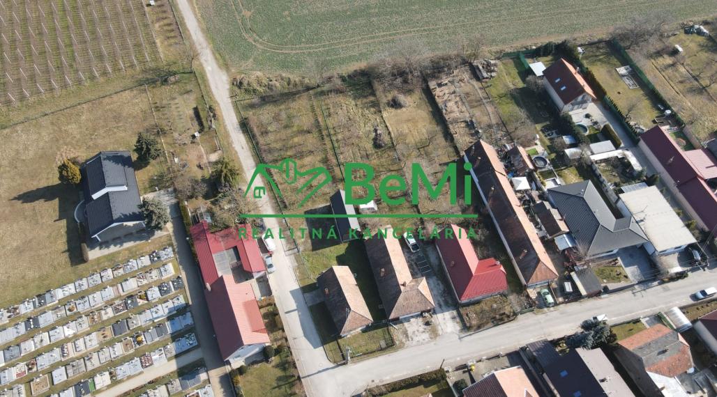 Predaj veľkého pozemku s projektom v obci Jacovce