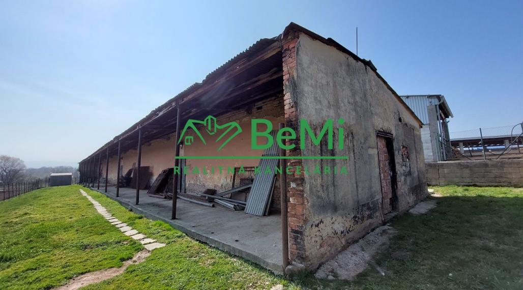 Na predaj pozemok s hospodárskou budovou meste Topoľčany