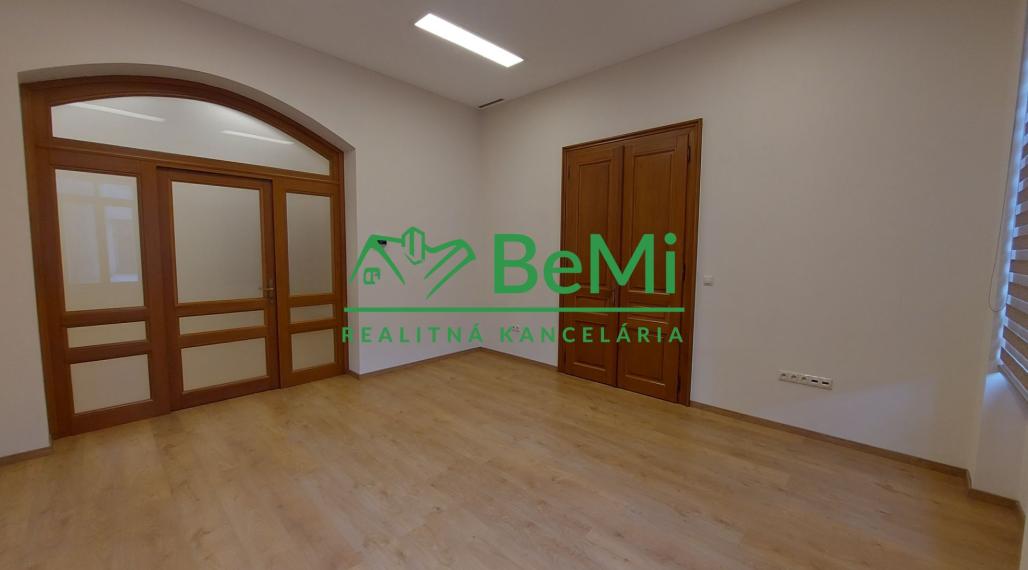 Prenájom 4 kancelárie Nitra, Štefánikova tr. (218-26-JUF)