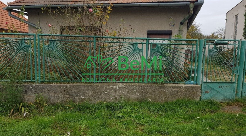 Predaj starší rodinný dom Vráble, NR (107-12-ERF)