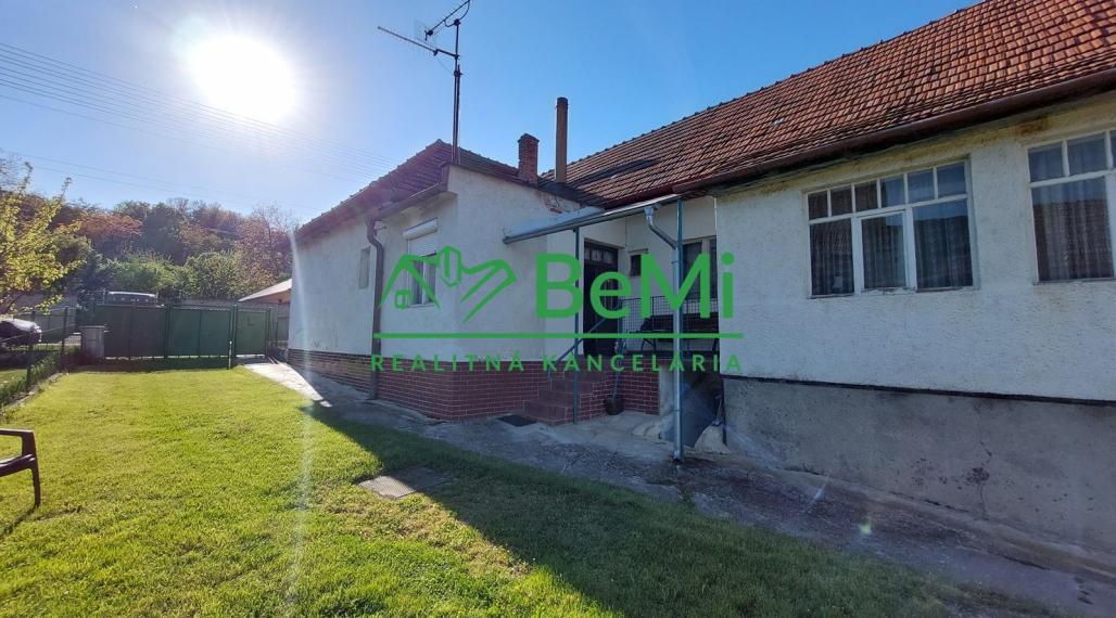 Na predaj rodinný dom s veľkým pozemkom v obci Tesáre