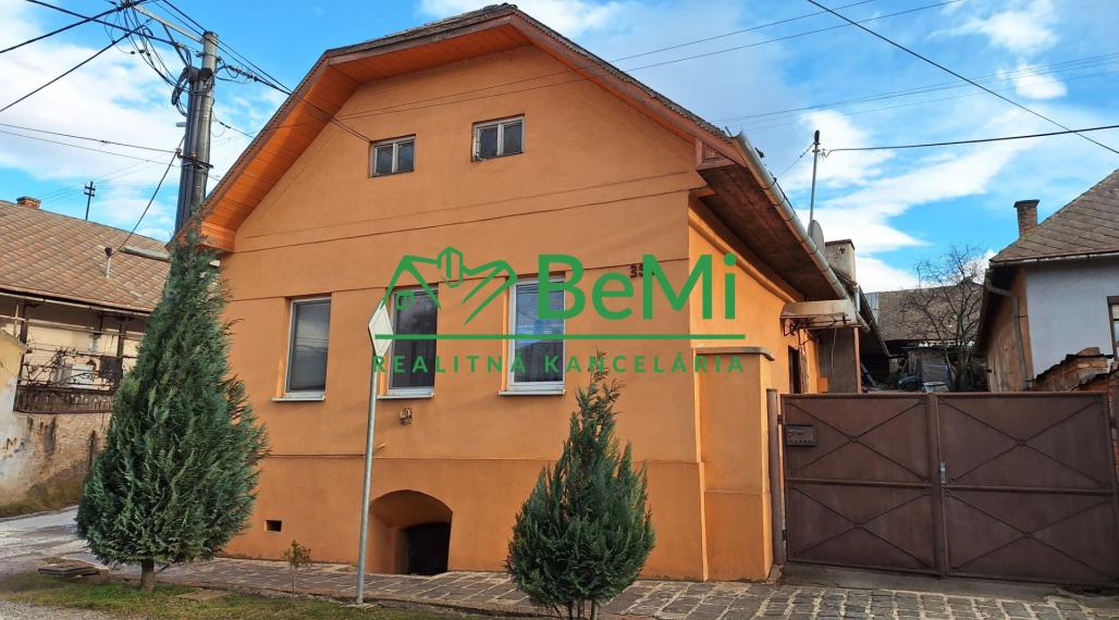 Zrekonštruované dve rodinné domy vedľa seba v obci Jelšava