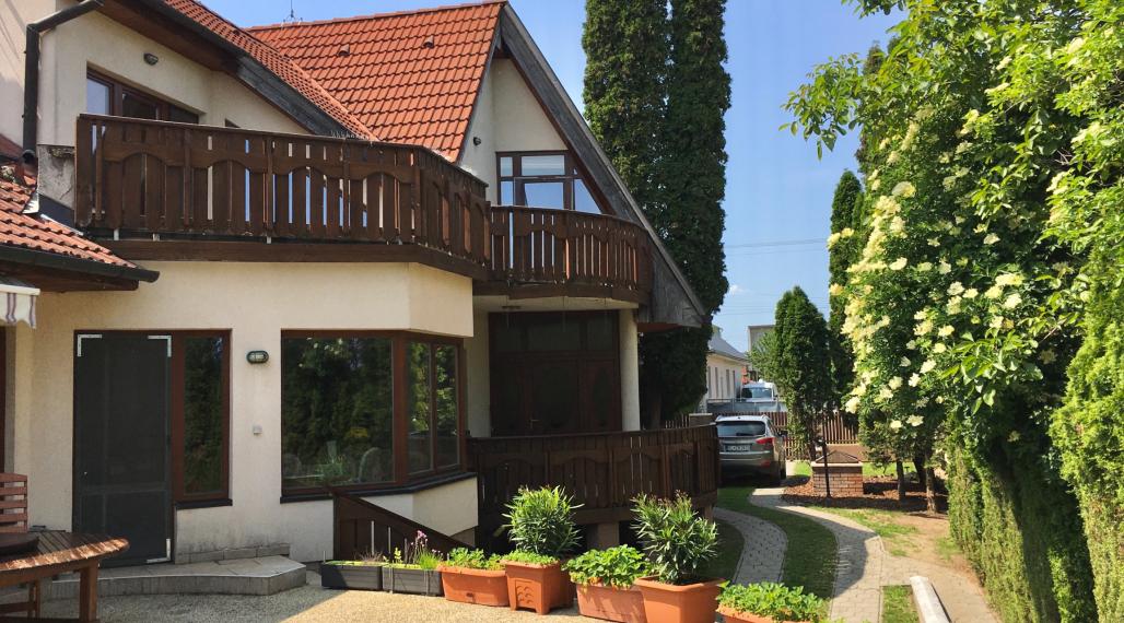 Výnimočný 7 izbový dom v Zbehoch – so saunou a bazénom