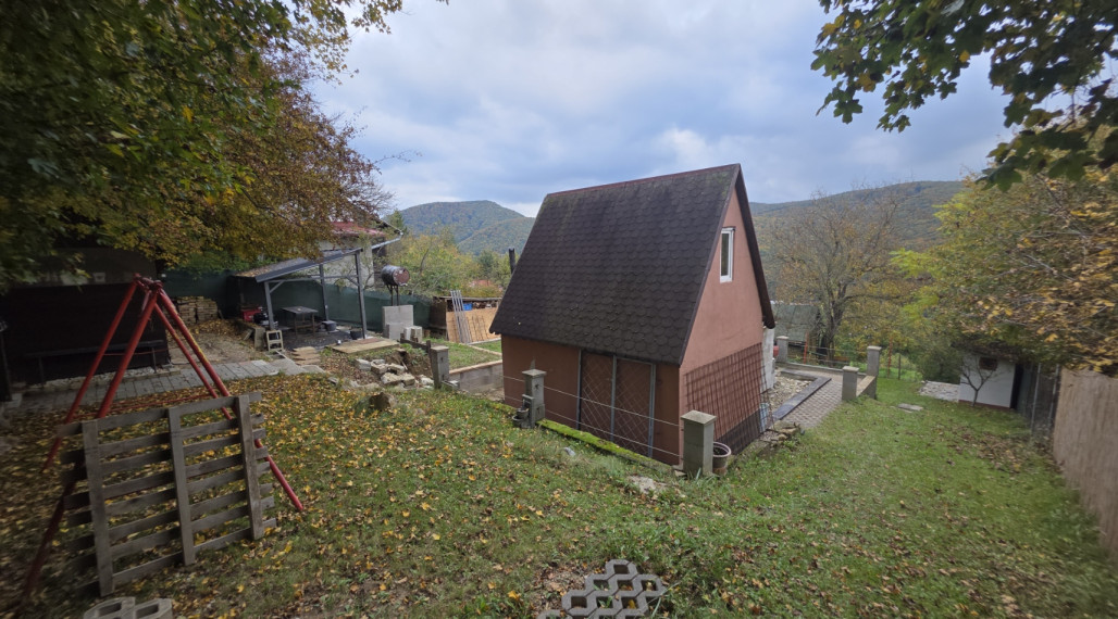 Rekreačný pozemok s murovanou chatkou