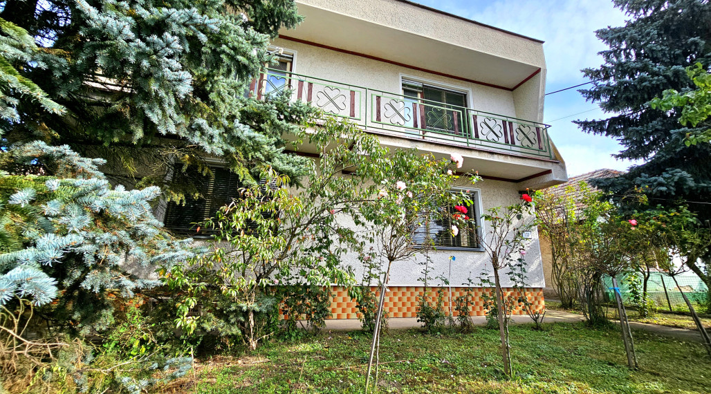 RODINNÝ DOM S GARÁŽOU A ZÁHRADOU V RAKYTNÍKU - NA PREDAJ