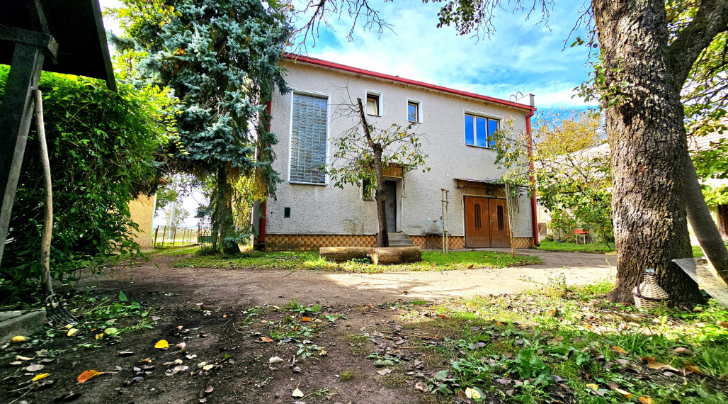RODINNÝ DOM S GARÁŽOU A ZÁHRADOU V RAKYTNÍKU - NA PREDAJ