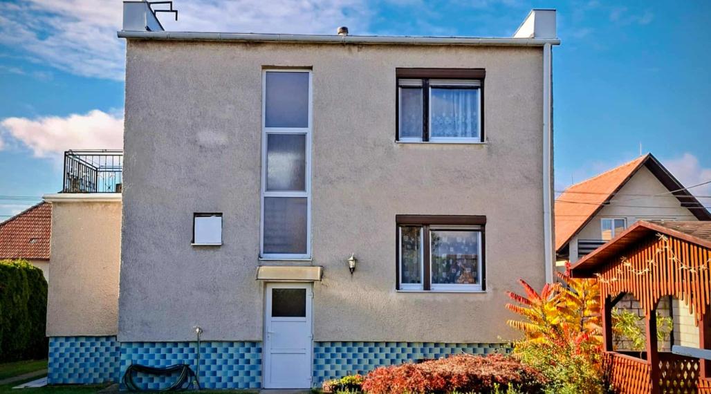 REZERVOVANÉ Rodinný dom s veľkou záhradou a garážou v tichej časti Chocholnej