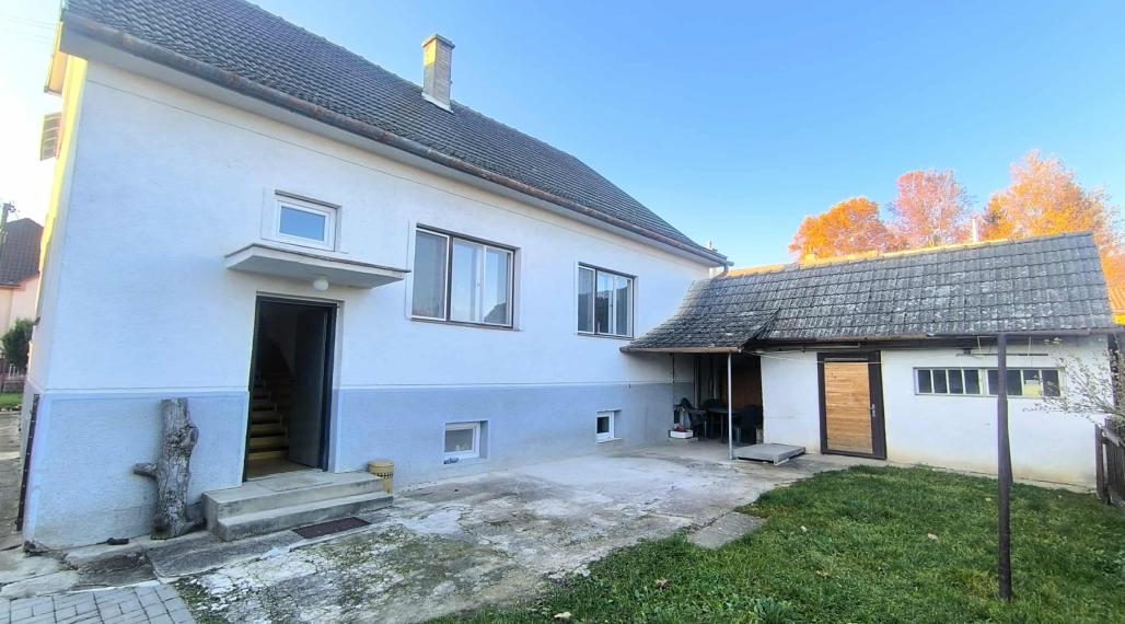 Rodinný dom v Čachticiach – na skvelom mieste hneď pri škole