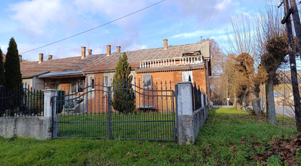 Trojgeneračný  dom v Slavošovciach , tri samostatné  vchody