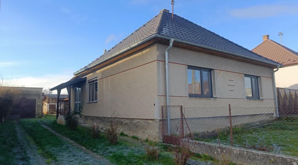 RD /Chalupa s veľkým pozemkom a novou strechou v Blesovciach