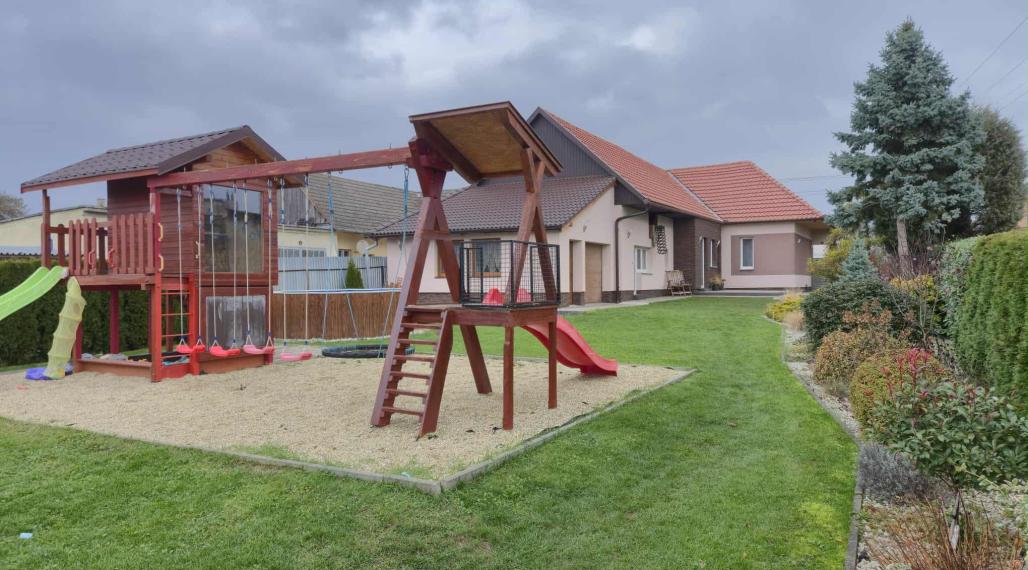 Na predaj exkluzívne zrekonštruovaný a kompletne zariadený rodinný dom