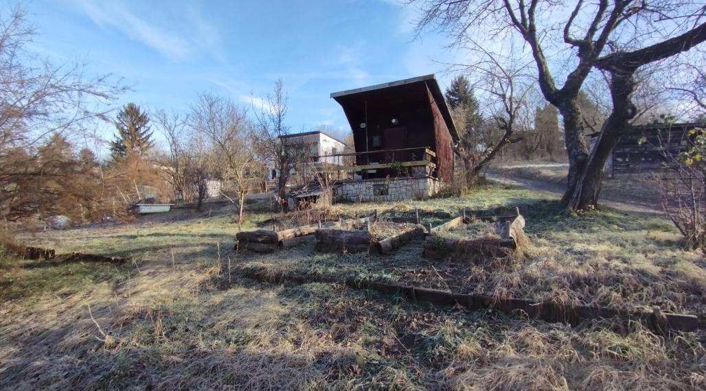 REZERVOVANÉ-Chata so záhradou na predaj-Lučenec