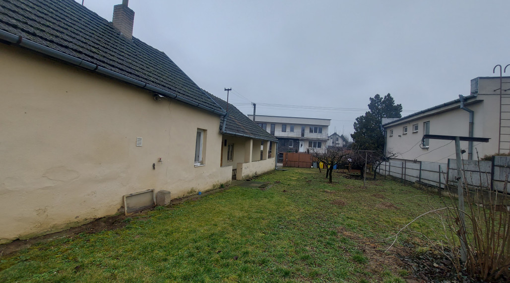 Rezervované.Predaj starší dom na  pozemku  957m2, Rišňovce,(241-12-JUF)