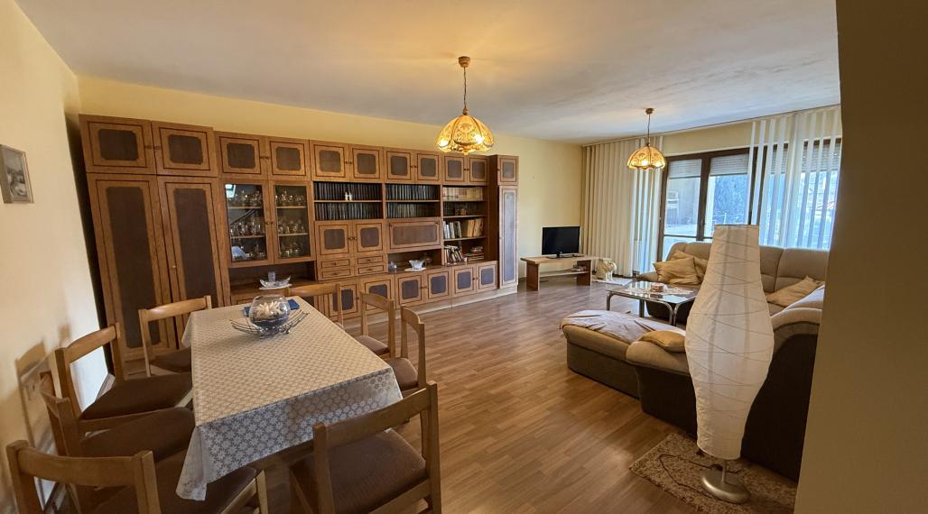 Priestranný rodinný dom (500 m2) s 10 árovým pozemkom  001-12-BEST