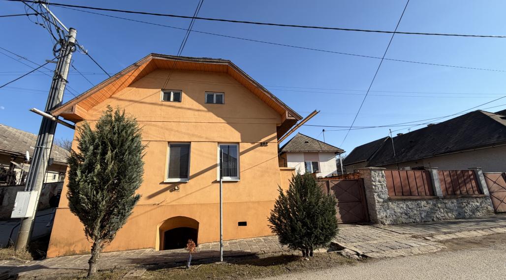 Rodinný dom s 1112 m2 záhradou aj chatou v obci Jelšava-PREDAJ
