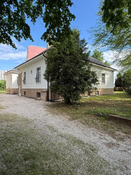 Prenájom časti budovy pre 30 osôb – Nové Mesto n/V