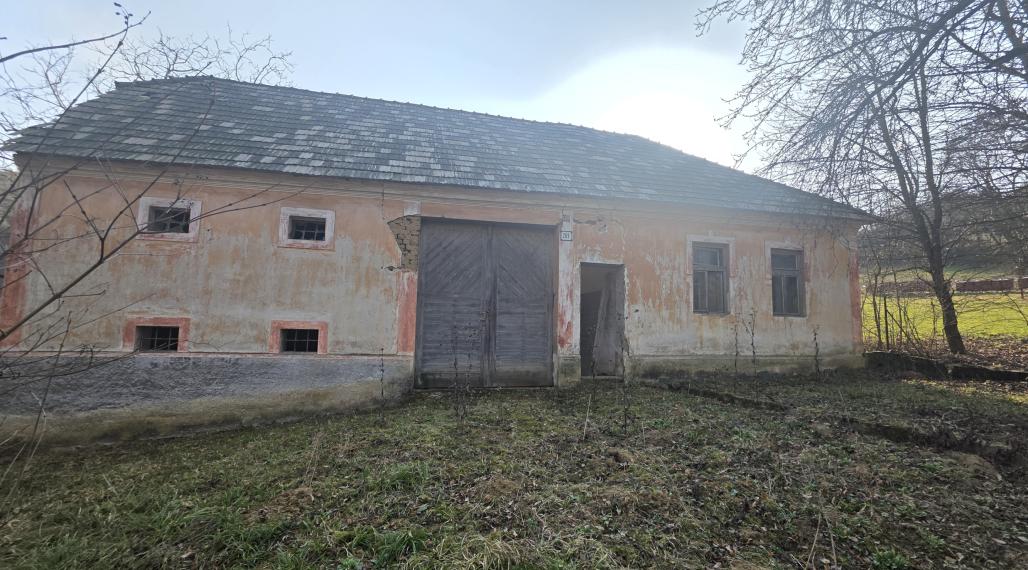 Usadlosť na samote s veľkým pozemkom