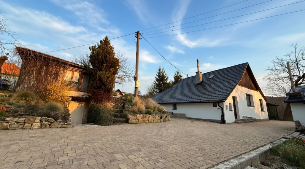 DOM / CHALUPA POD LESOM – JAZIERKO, POZEMOK 5000 m²