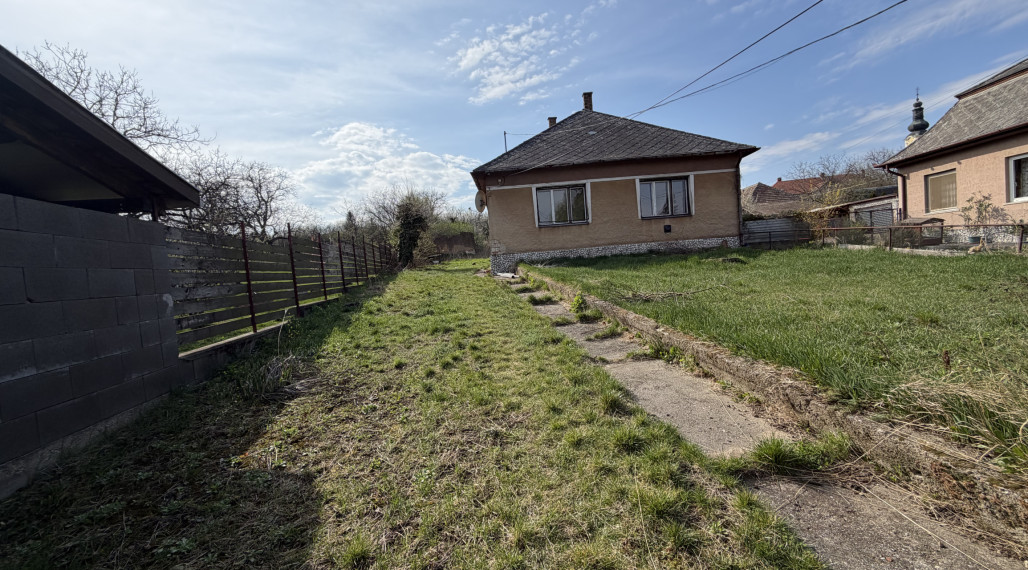 Rodinný dom udržiavaný  v obci Forró 49900,-Eur  PREDAJ