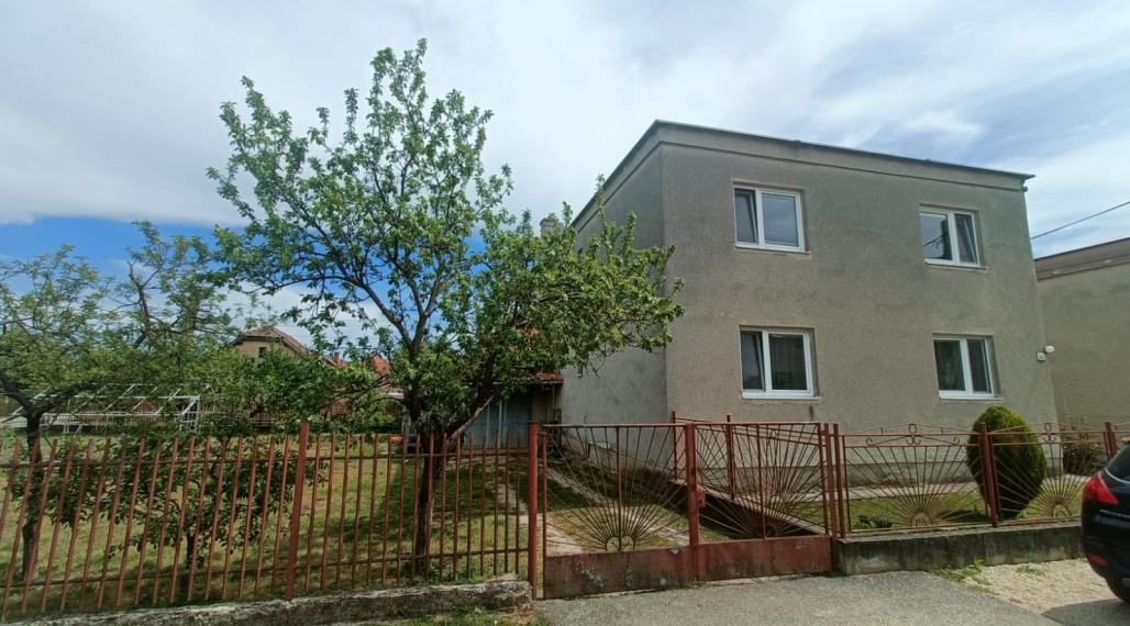 Priestranný 6-izbový rodinný dom Hrušovany. V tichej časti.