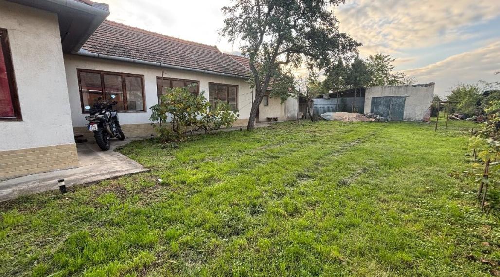 Predaj, rodinný dom s pozemkom 3053 m² - Malé Kozmálovce (010-12-SIHA)