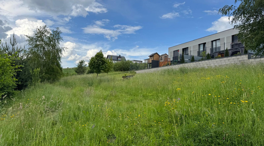 Priestranný stavebný pozemok v obci Zubrohlava - 916 m2