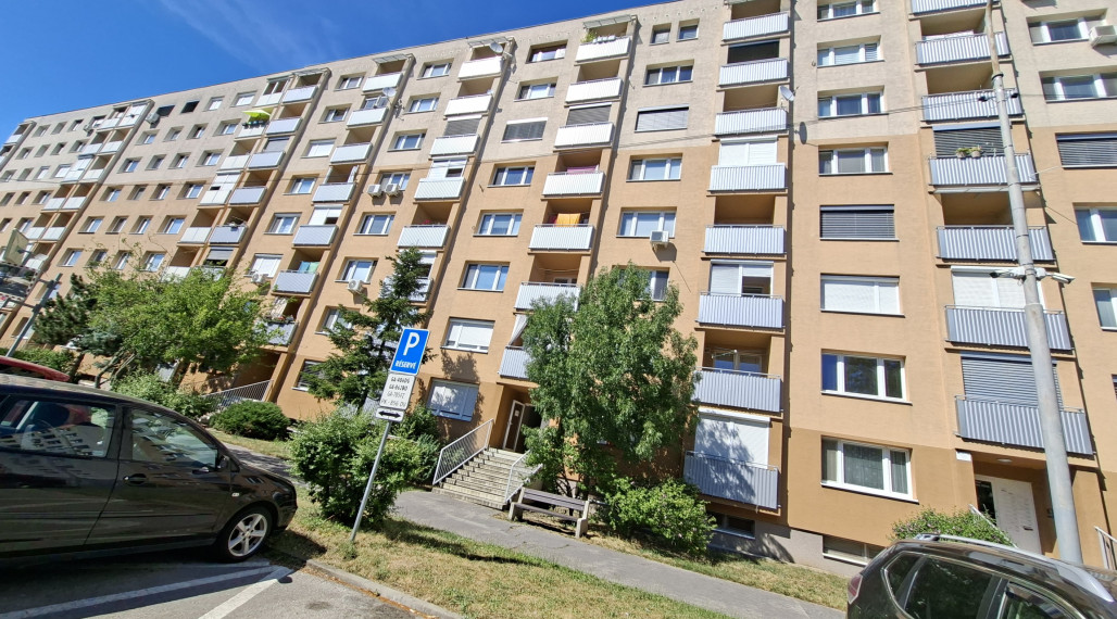 REZERVOVANÝ 3-IZBOVÝ BYT PO KOMPLETNEJ REKONŠTRUKCII | SEREĎ | LEN 5 MINÚT OD CENTRA ID047-113-EVBA