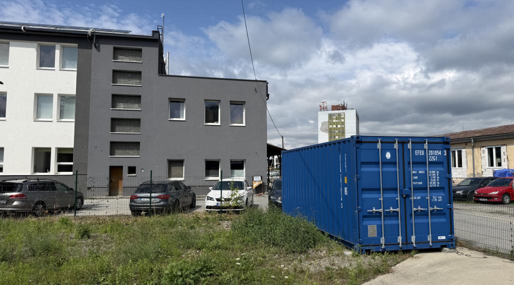 Pozemok s lodným kontajnerom na prenájom