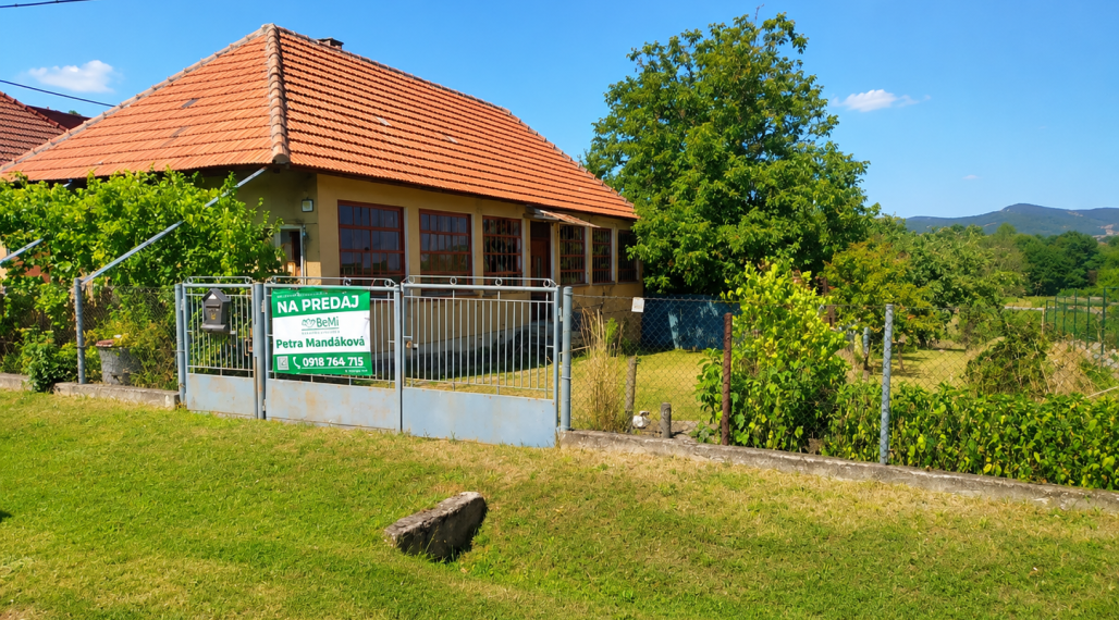Pozemok s rodinným domom o výmere 3 671 m² v obci Jelenec