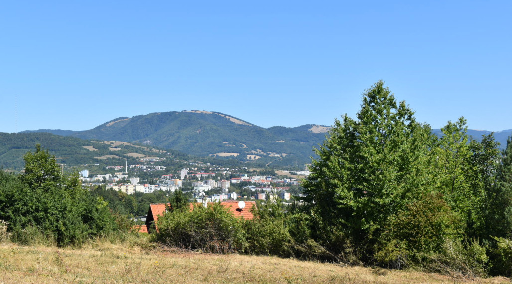Stavebný pozemok 1208 m2, výhľad na mesto, Banská Bystrica