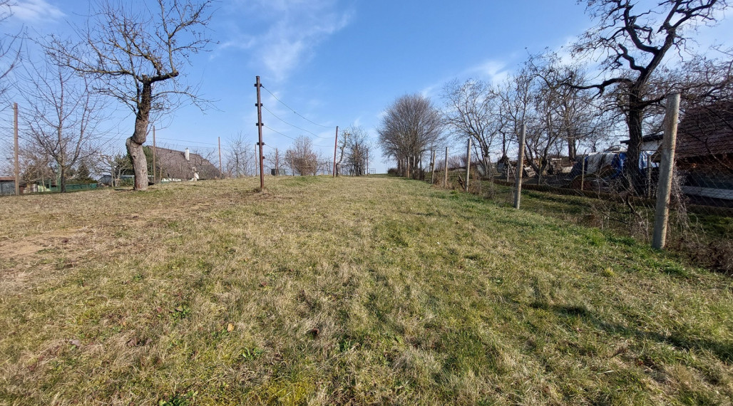 Na predaj stavebný pozemok v obci Urmince - ID 233-14-LUGUE