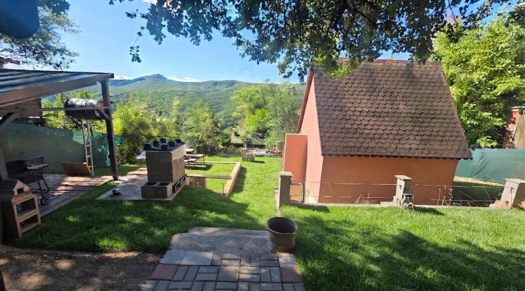 Murovaná chatka na peknom pozemku Trenčianske Teplice