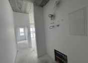 NOVOSTAVBA - NA PREDAJ 2-izbový apartmán s balkónom - fotografia 1