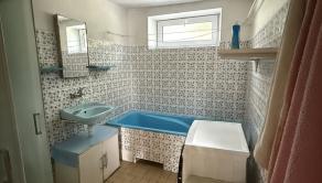 Kúpeľňa s vaňou a sprchovým kútom