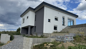 Ponúkame na predaj krásny rodinný dom v Ťapešove - fotografia 2