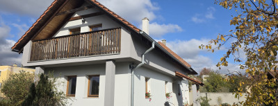 Priestranný rodinný dom s veľkým pozemkom a bazénom Svinná